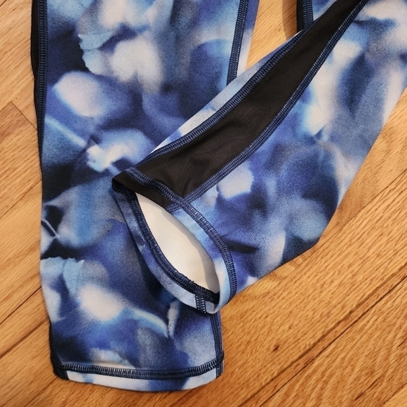 Lululemon Train Times Crop Full On Luxtreme Size 4 Cropped Leggings Abstract EUC - Picture 6 of 12
